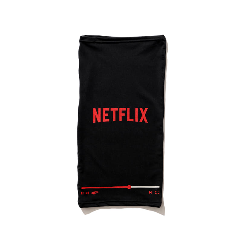 家ではヘアバンドに、外出時にはマスク代わりにもなるアイテム。どんなシチュエーションでも楽しめるNetflix 感満載のアイテム。「Netflix × BEAMS NECK GATOR」(4,280円)