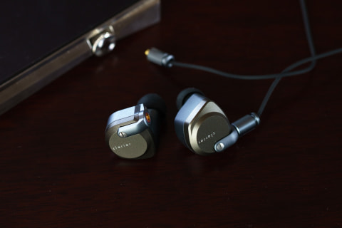 FX40高音質✨clariar クラリア 有線イヤホン 専用ケース付き 度肝を抜かれる低音とクリアな高音、注目の国産イヤフォン「clariar