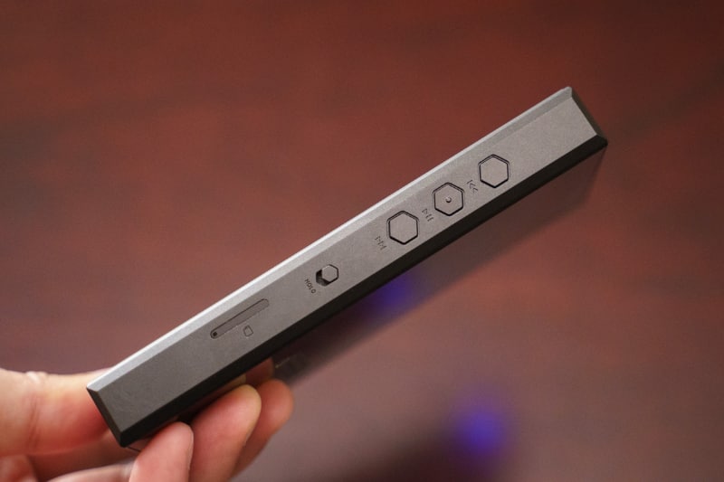 右側面には操作ボタン。ホールドスイッチも備えている