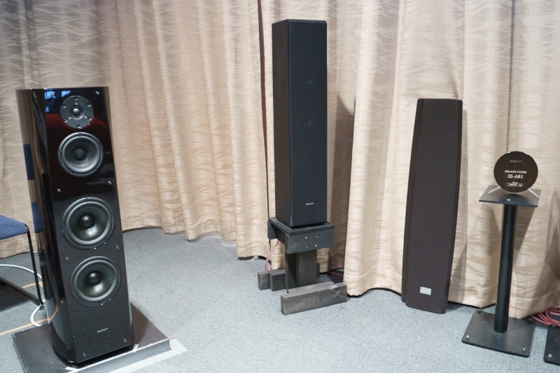 シアタールームではスピーカーと組み合わせた視聴も可能だ