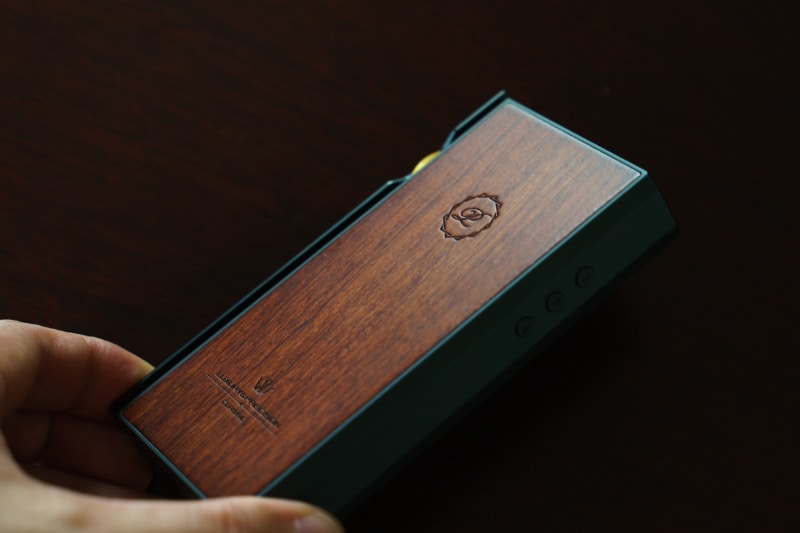 背面には天然木