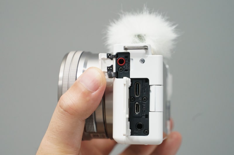 ヘッドフォン端子も装備