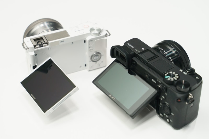 液晶モニタがα6400はチルト式だが、ZV-E10はバリアングルになっている