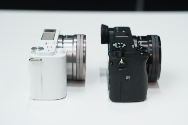左が「ZV-E10」、右が「α6400」