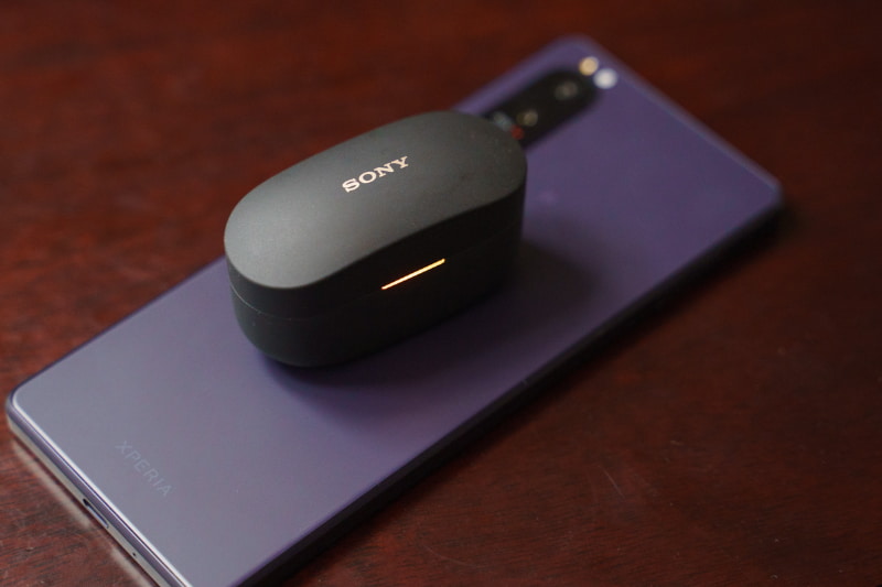 Xperia 1 IIIの背面にWF-1000XM4の充電ケースを乗せて充電できる