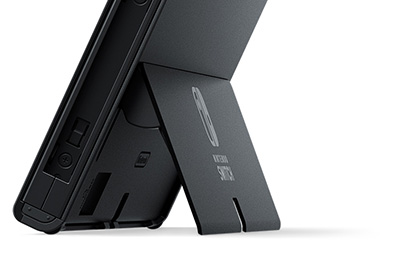 背面に、本体を自由な角度で固定できるフリーストップ式のワイドなスタンドを新たに装備