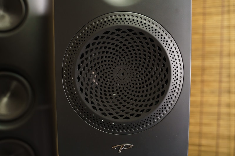 ツイーターとウーファーの前面に、無数の穴が空いた音響レンズ「PPA」を配置している