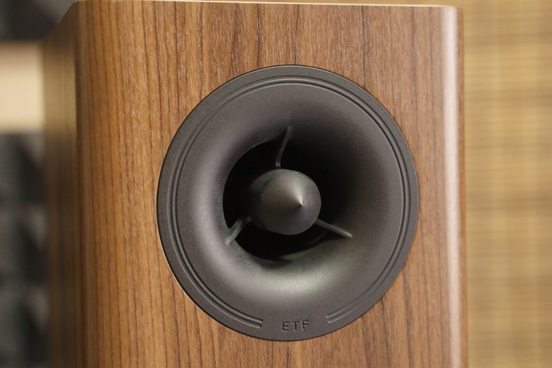 まるで飛行機のエンジンのようなバスレフポート