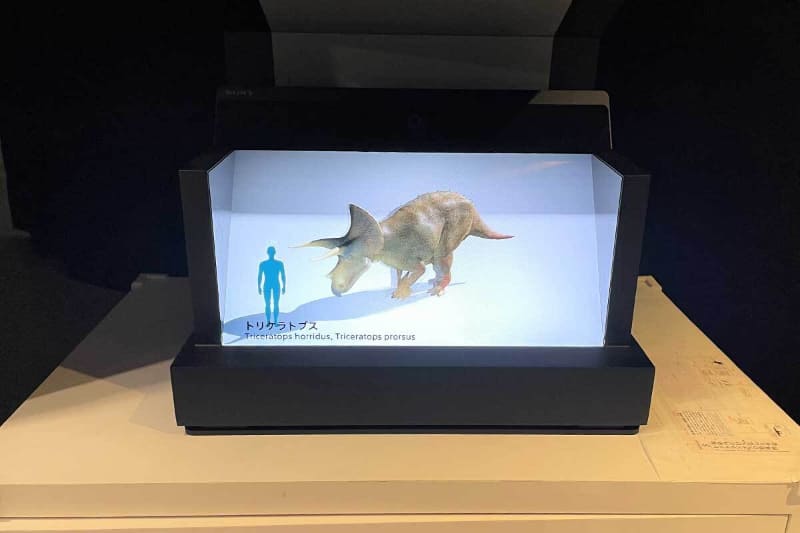 空間再現ディスプレイを使った展示<br><span class="fnt-70">(C)DinoScience 恐竜科学博製作委員会</span>
