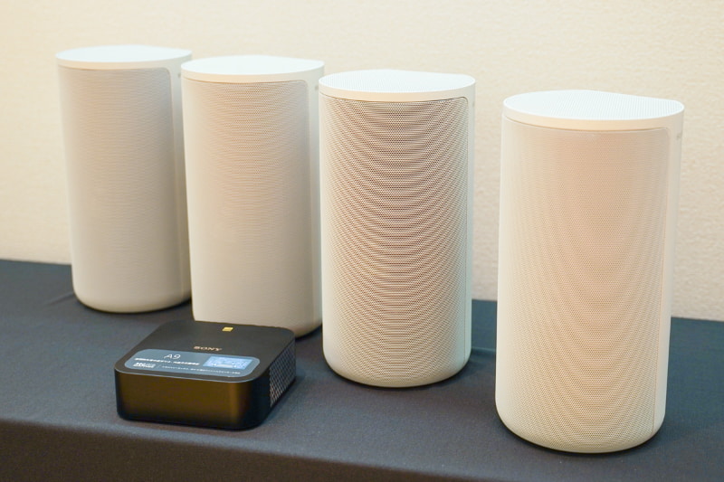 4本のスピーカーと小型のコントロールボックスがセットになっている