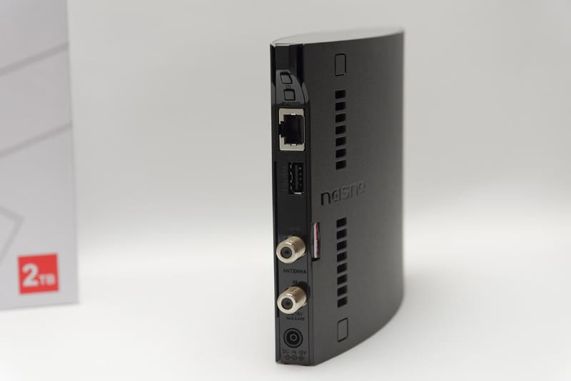 背面にテレビアンテナの入出力とLANポート、増設HDD用のUSBポートはあるが、HDMI出力はないので直接テレビから録画番組などを見ることはできない