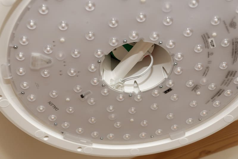 次に本体を取り付けて電源ケーブルを1本だけつなげる