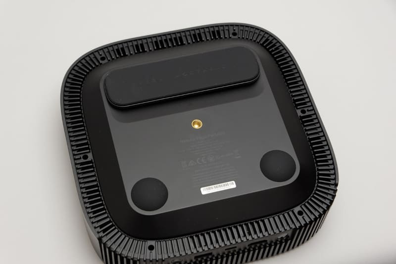 底面に三脚用のねじ穴