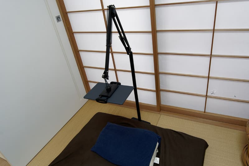 ホルダー部にタブレットを固定。左右に重心がずれると倒れるので注意