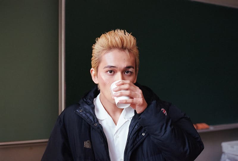 カメラ目線で水を飲む休憩中のタケミチ<br><span class="fnt-70">(C)和久井健/講談社 (C)2020 映画「東京リベンジャーズ」製作委員会 Photo by @eeeeeeeno</span>
