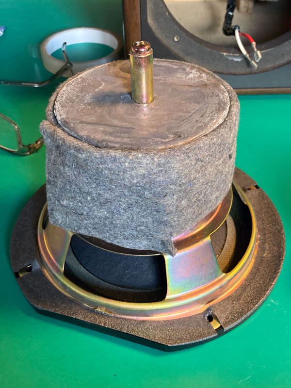 ウーファーの背面。巨大な鉛のスタビライザーがくっついている