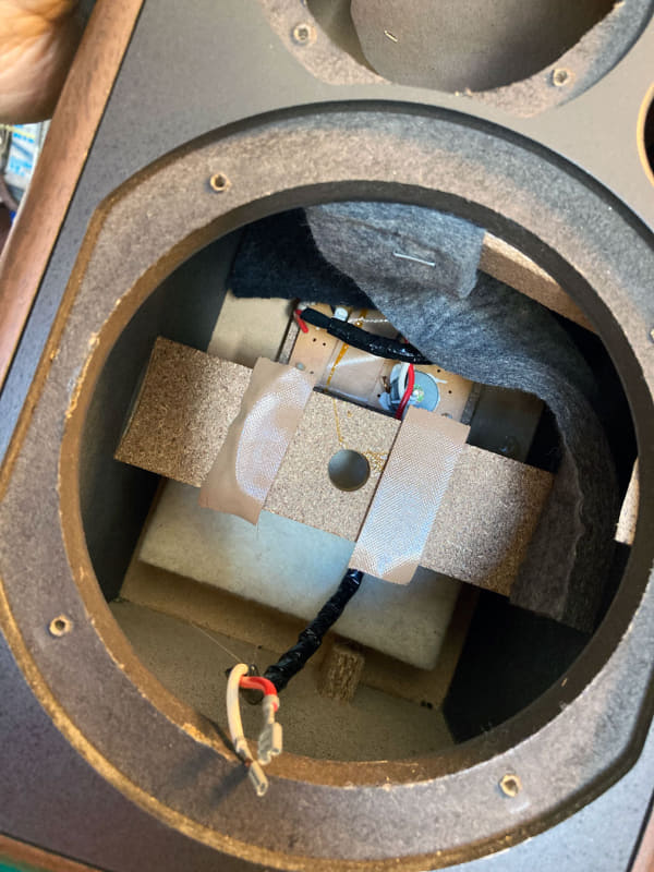 キャビネットを覗くと、まるで自作スピーカーのような補強、吸音材が取り付けられている