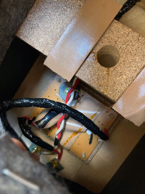 ネットワークと接続コードには、ブチルゴムが丁寧に巻かれている