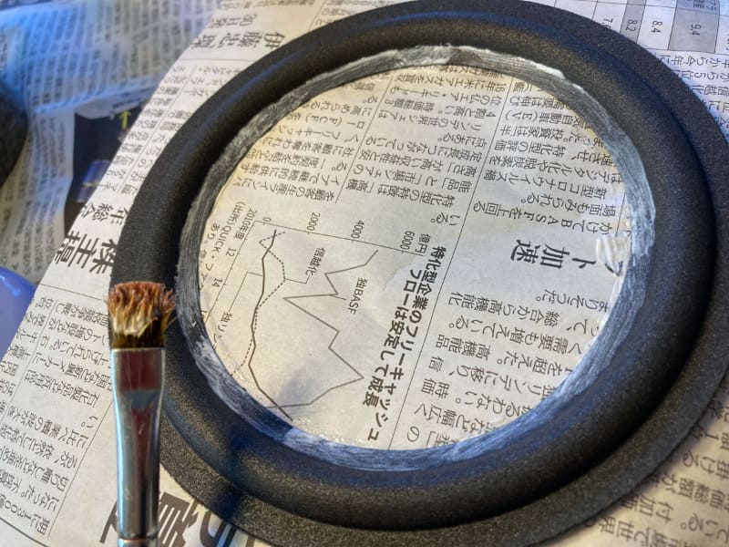 エッジ内縁のミミにノリを塗る