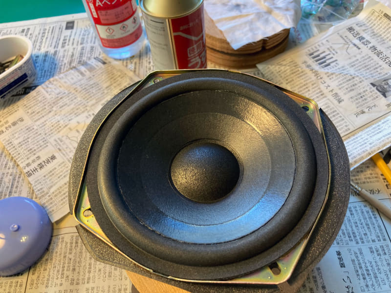 位置がずれないよう接着