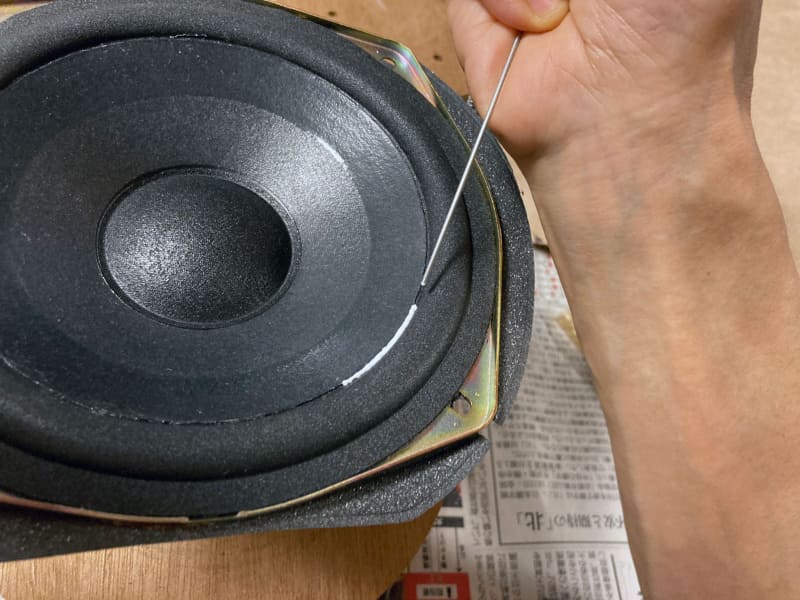 シリンジを使って、コーンとエッジの境界線にノリを盛り付ける