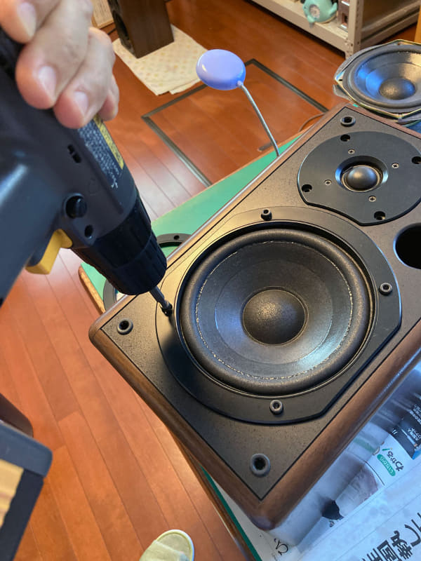 フランジをはめて、六角ねじで締める