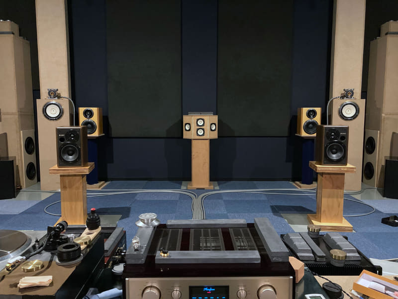 試聴室に運んで、いざ音だし