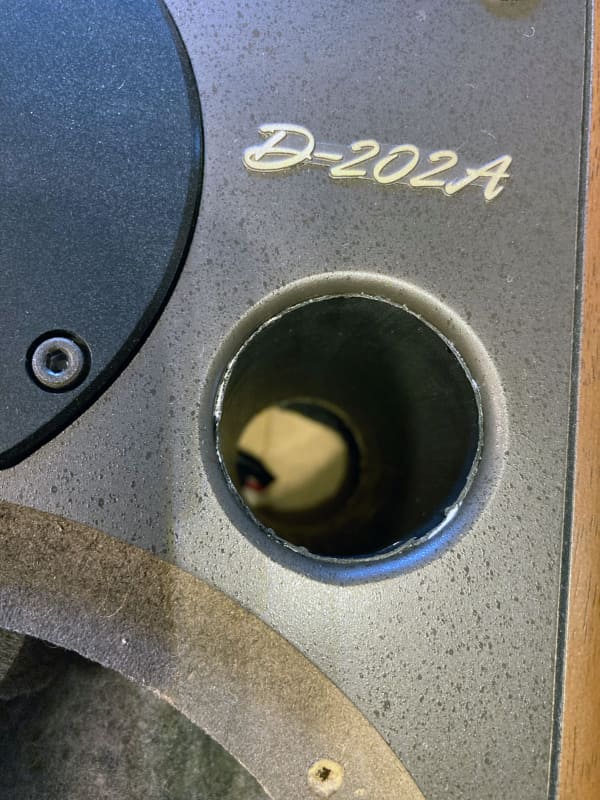 ポスターカラーで黒く塗るなどして、目立たないように調整した