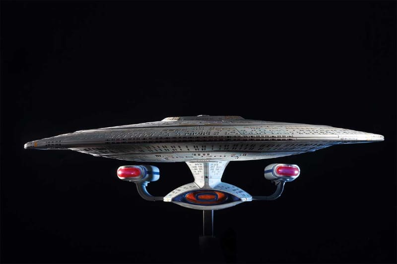 キット完成形(正面)<br><span class="fnt-70">(C)TM & (C) 2021 CBS Studios Inc. STAR TREK and related marks and logos are trademarks of CBS Studios Inc. All Rights Reserved.</span>
