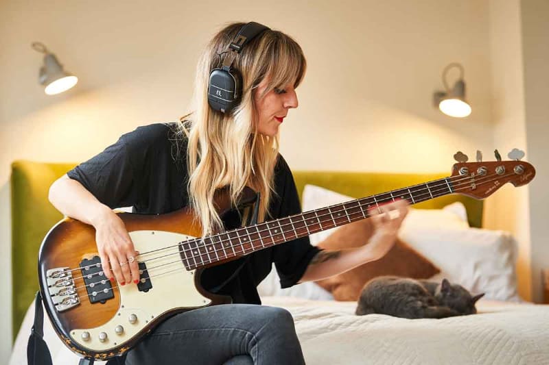 ワイヤレスヘッドフォン型のベース用アンプ「WAZA-AIR BASS」