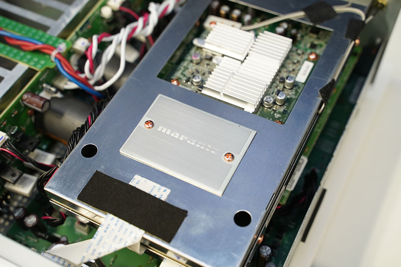 デジタルオーディオ回路がまるごとシールドケースに封入されている。奥のヒートシンクがついている部分が、ネットワーク再生回路だ