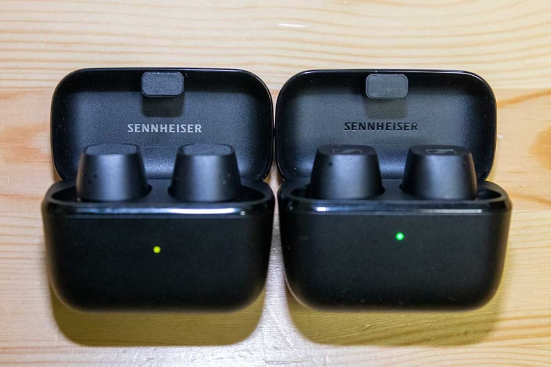 ケース内側のロゴもシルバーに(写真左が「CX Plus True Wireless」)