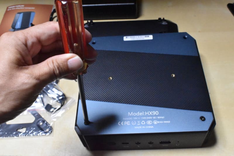 メモリーとSSDを組み込む