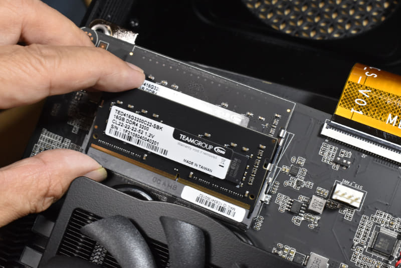 メモリーとSSDを組み込む