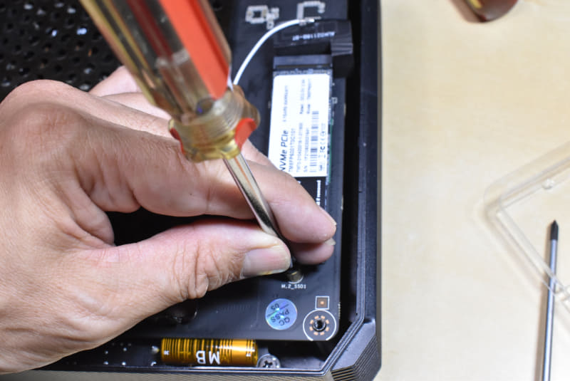 メモリーとSSDを組み込む