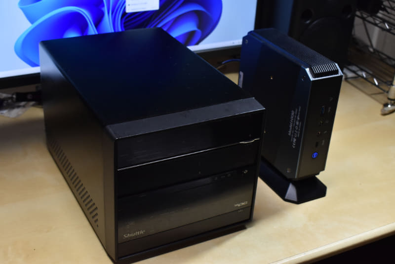 これまでのメインPC(Shuttle)とのサイズ比較。体積的に20%以下になった感じ