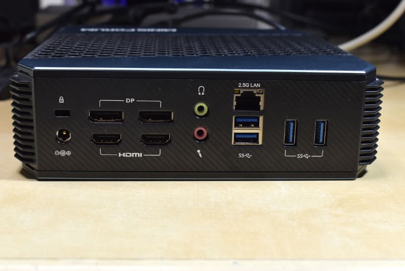 リアにUSB 3.1準拠のUSB-A端子を4つ搭載