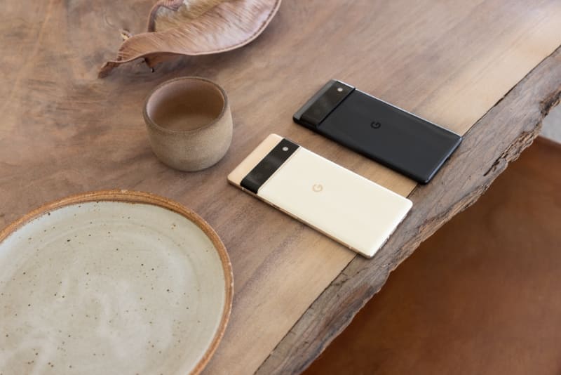 Pixel 6の純正ケースは、Stormy Sky、Light Rain、Cotton Candyの3色展開。価格は3,630円