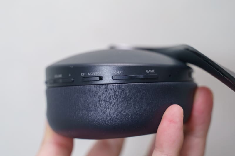 ハウジング側面のボタン。“ゲーム内オーディオとボイスチャットの音量”を調整するためのボタンも備えている