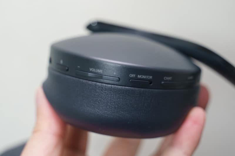 ハウジング側面のボタン。“ゲーム内オーディオとボイスチャットの音量”を調整するためのボタンも備えている