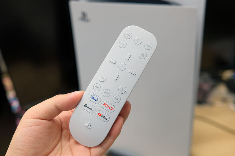 PS5向けに発売されている「メディアリモコン」(CFI-ZMR1J)には発売開始時点でDisney+のボタンが用意されていたが、10月27日より、このボタンからも起動できるようになる