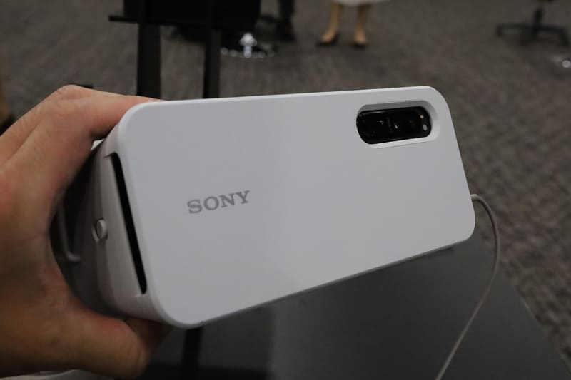 スマホ側のカバーにはXperia 1 II/Xperia 1 IIIのカメラに合わせた穴が