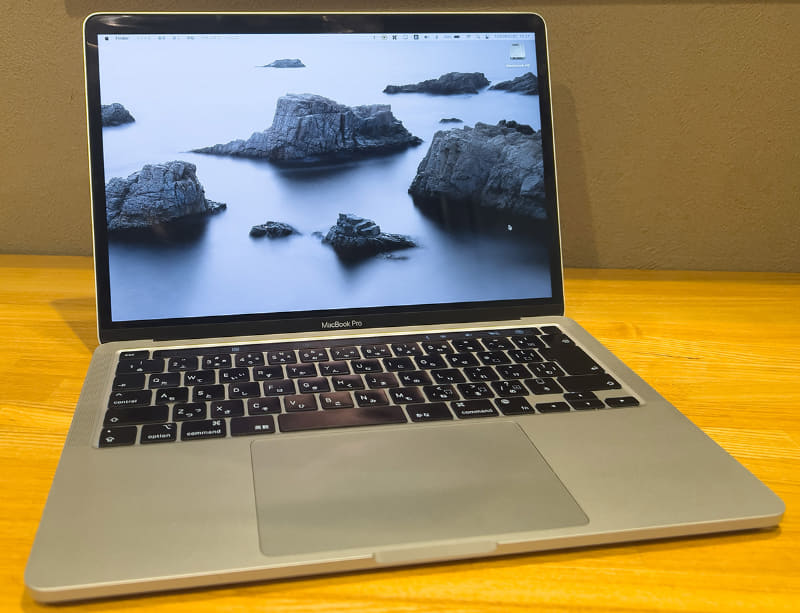 比較に使った私物のMacBook Pro・13インチモデル。2020年末に購入したM1モデルだ