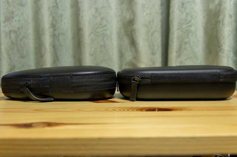 NC HP700のケース(左)とQC45のケース(右)を並べたところ