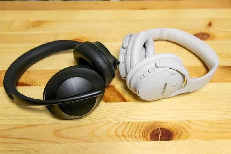 左が「BOSE NOISE CANCELLING HEADPHONES 700」。右がQC45