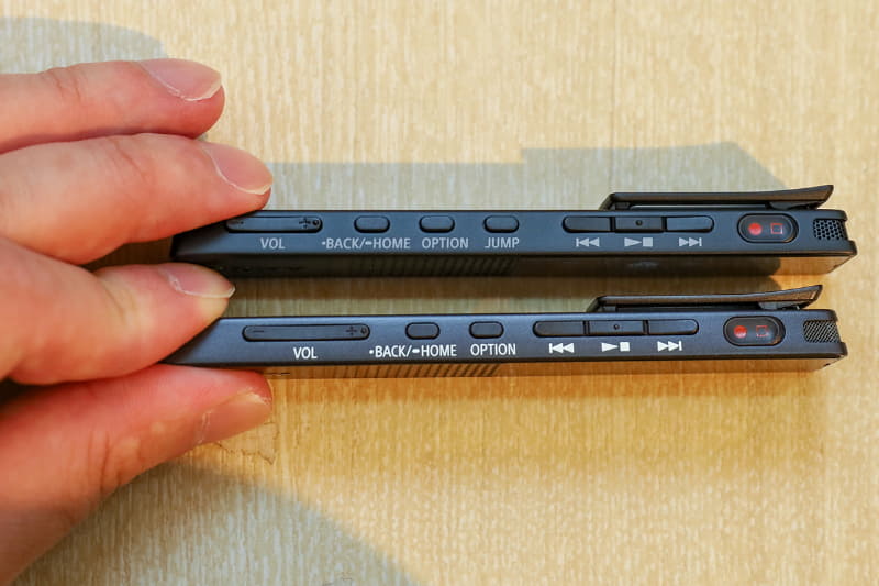 上がICD-TX660。オプションボタンの隣に新たにジャンプボタンを搭載した