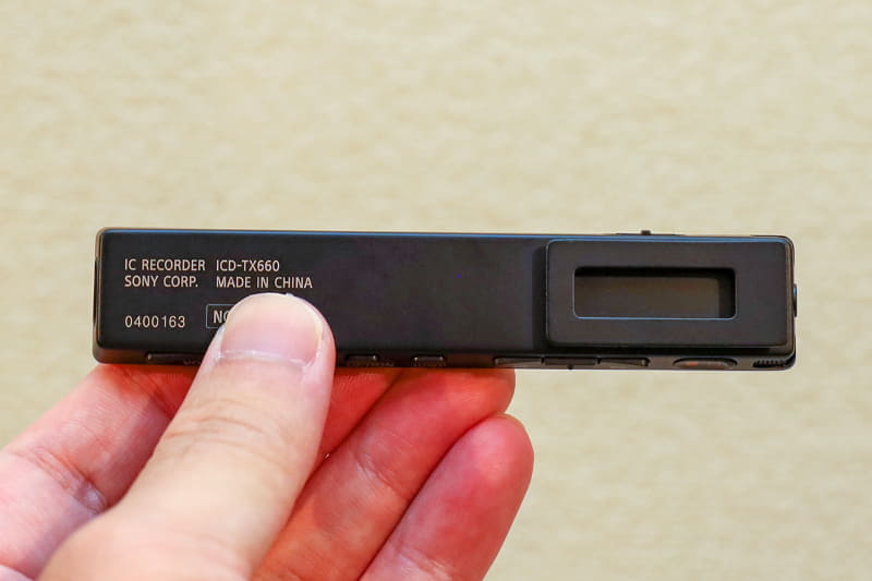 本体裏面。クリップを備えている
