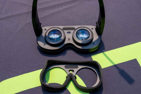 メガネのように折りたためる“VRグラス”「VIVE Flow」 - AV Watch