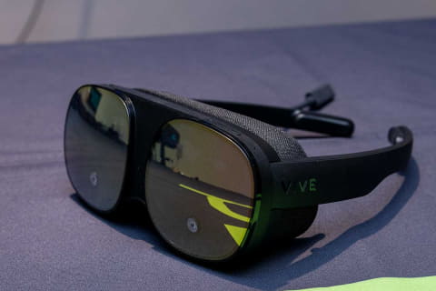メガネのように折りたためる“VRグラス”「VIVE Flow」 - AV Watch