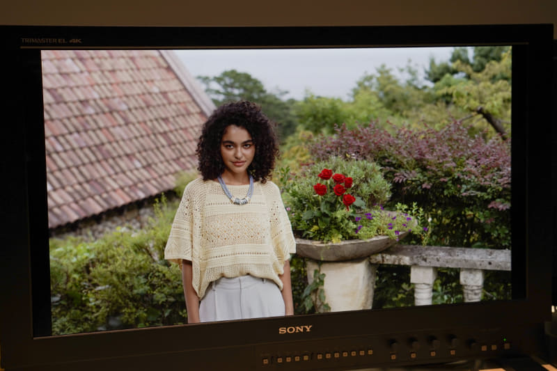 8K撮影したデータを4Kにダウンスケーリング表示しているところ。髪の毛や服の皺など、細かな情報量の多さは圧巻で、4K表示でもその情報量は伝わってくる